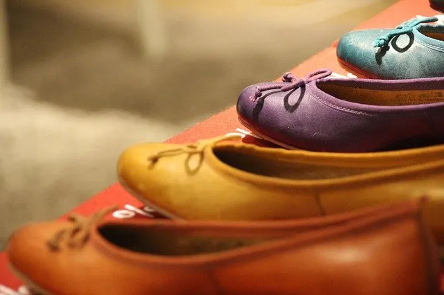 Jak dobrać płaskie buty do sukienki?